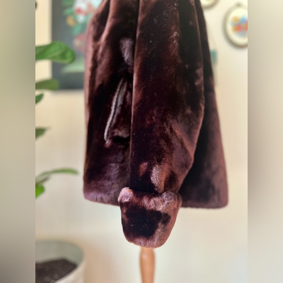 ☾ Vintage 1950’s or 1960’s Di Celesta dark brown mouton / lamb fur coat - Picture 3 of 5